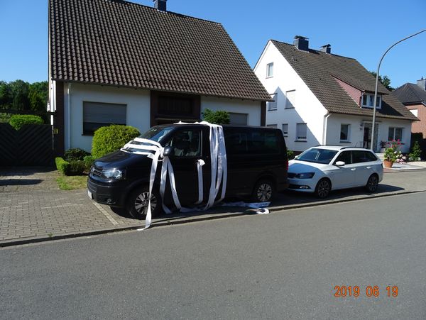 Auto des Sek II - Leiters mit Klopapier eingewickelt.