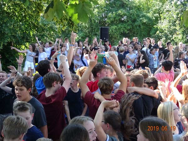 Schüler*innen tanzen beim Abi-Scherz.