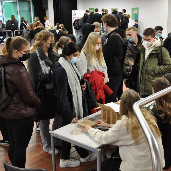 Schüler*innen lassen sich am Messestand ein Projekt erklären