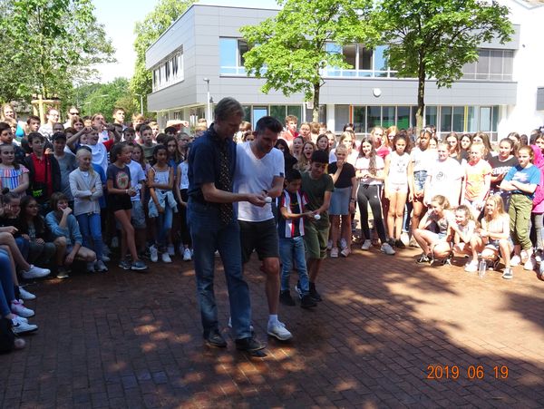 Herr Knoll und Herr Rakers tanzen für die Teamchallenge.